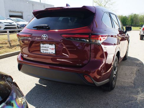 Used 2023 Toyota Highlander XLE image 5