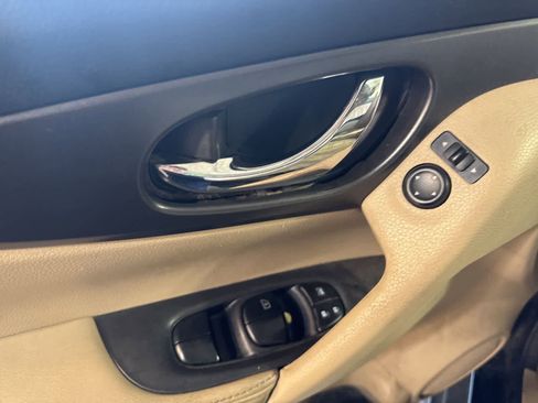 Used 2015 Nissan Rogue S w/ S Family Package image 18