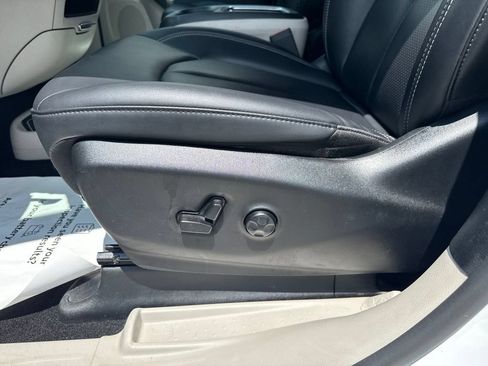 Used 2024 Chrysler Pacifica Limited FWD image 36