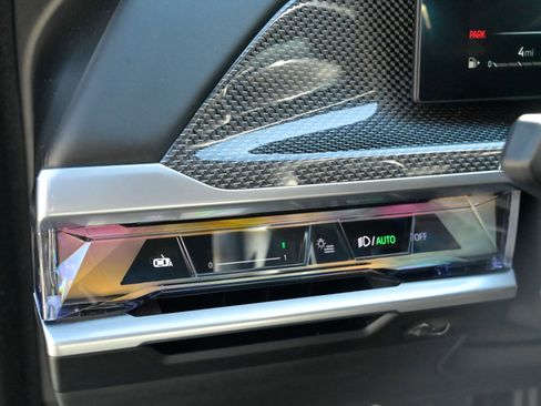 Used 2023 BMW 760i xDrive w/ Executive Package image 22