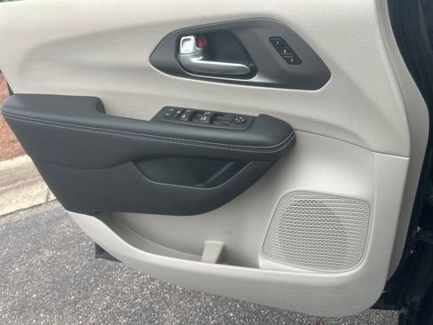 Used 2024 Chrysler Pacifica Touring-L image 10