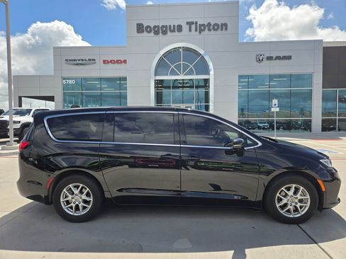 Used 2024 Chrysler Pacifica Touring-L FWD image 2