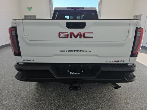 Used 2024 GMC Sierra 2500 AT4X image 4
