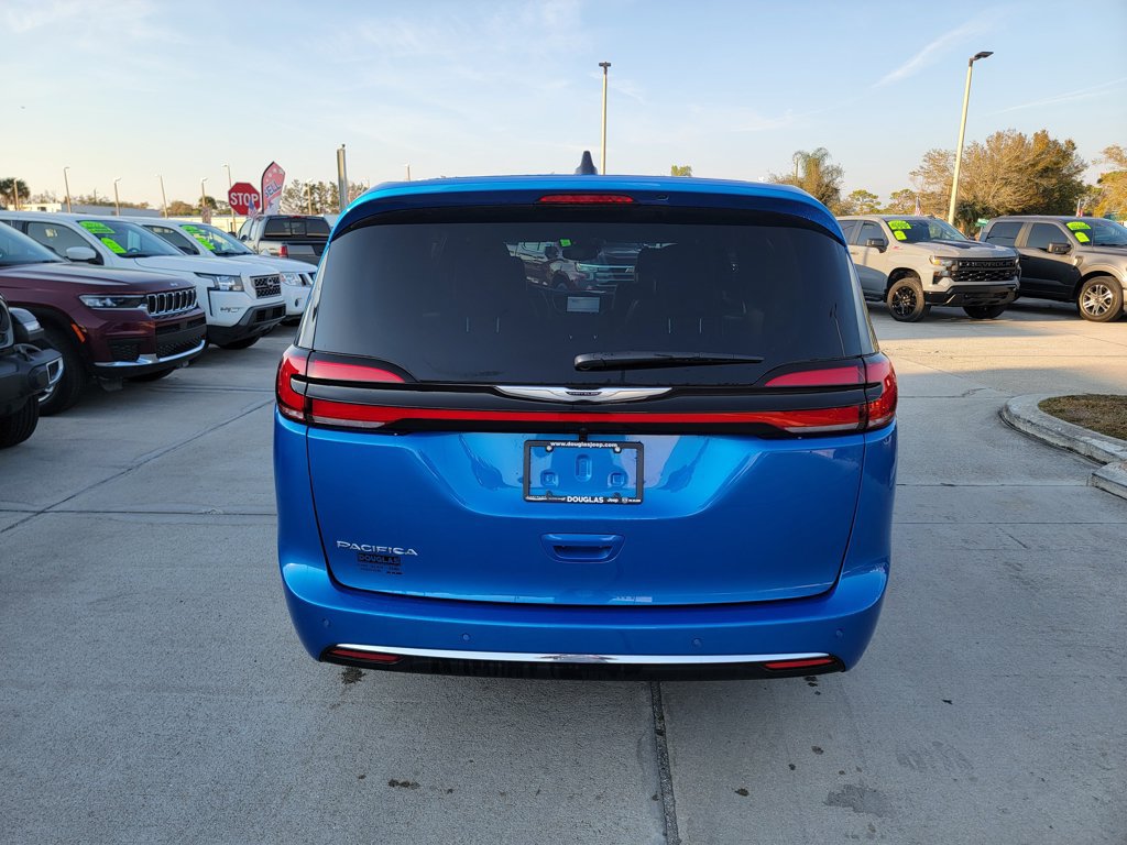 New 2026 Chrysler Pacifica Select FWD image 4