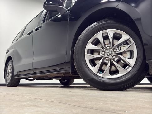 Used 2025 Toyota Sienna XLE image 2