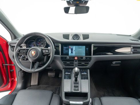 Certified 2025 Porsche Macan AWD/4WD image 29