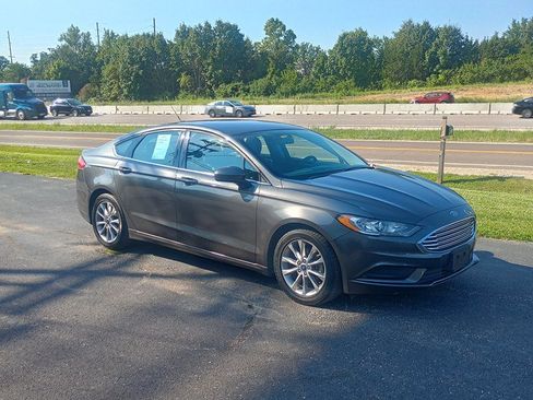 Used 2017 Ford Fusion SE w/ Fusion SE Technology Package FWD image 7