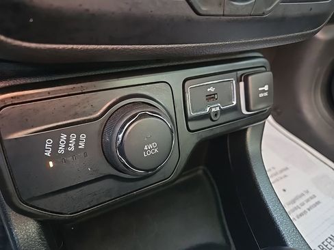 Used 2023 Jeep Renegade Latitude AWD/4WD image 52