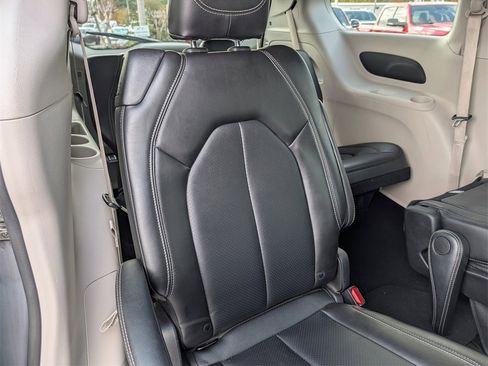 Used 2024 Chrysler Pacifica Touring-L image 25