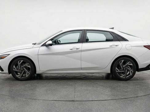 Used 2025 Hyundai Elantra SEL image 5
