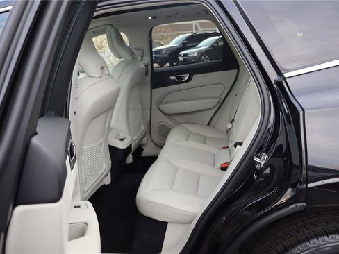 Used 2021 Volvo XC60 T5 Momentum w/ Premium Package image 26