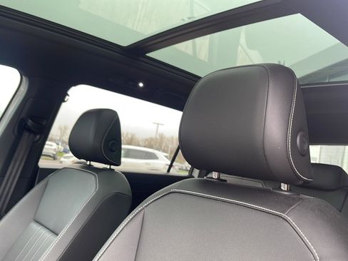 Used 2024 Volkswagen Tiguan SE R-Line image 9