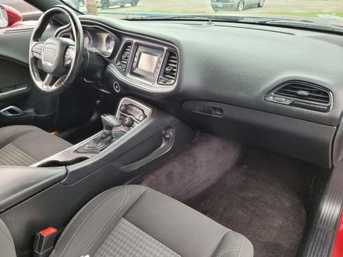 Used 2017 Dodge Challenger SXT w/ Driver Convenience Group RWD image 8