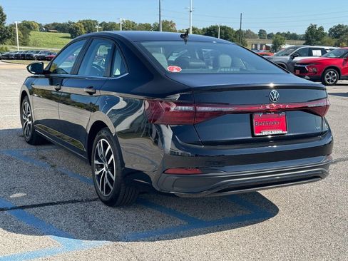 Used 2025 Volkswagen Jetta SE FWD image 8