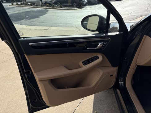 Used 2024 Porsche Macan image 14