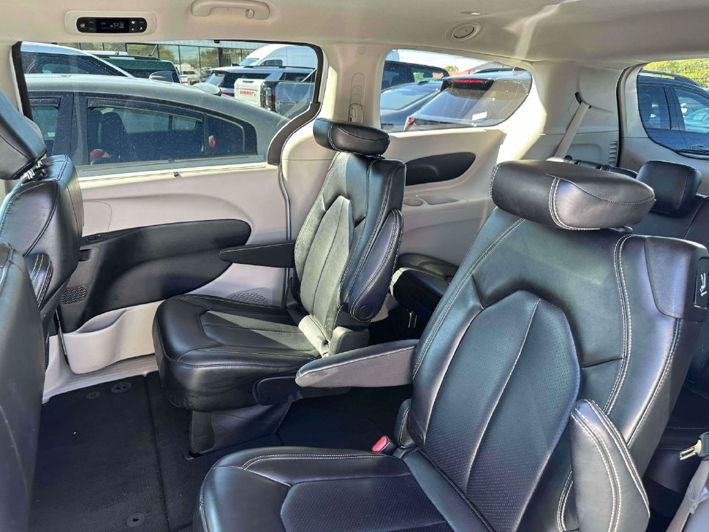 Used 2023 Chrysler Pacifica Touring-L FWD image 10