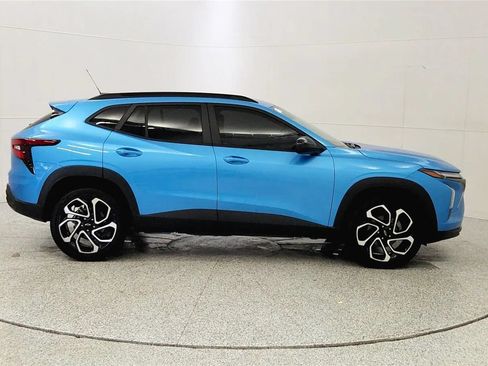 Used 2025 Chevrolet Trax RS w/ Sunroof Package FWD image 8