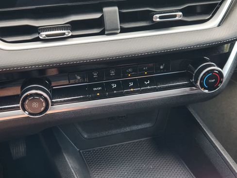 Used 2025 Chevrolet Equinox LT w/ Safety and Technology Package image 18