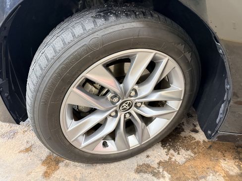 Used 2022 Toyota Avalon XLE w/ Moonroof Package FWD image 4