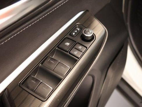 Used 2021 Toyota Venza XLE w/ Softex Package image 11