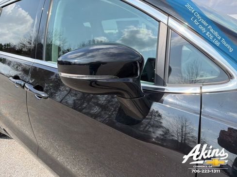 Used 2024 Chrysler Pacifica Touring-L image 11