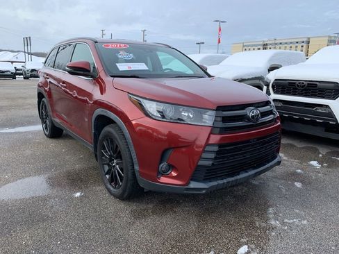 Used 2019 Toyota Highlander SE image 2