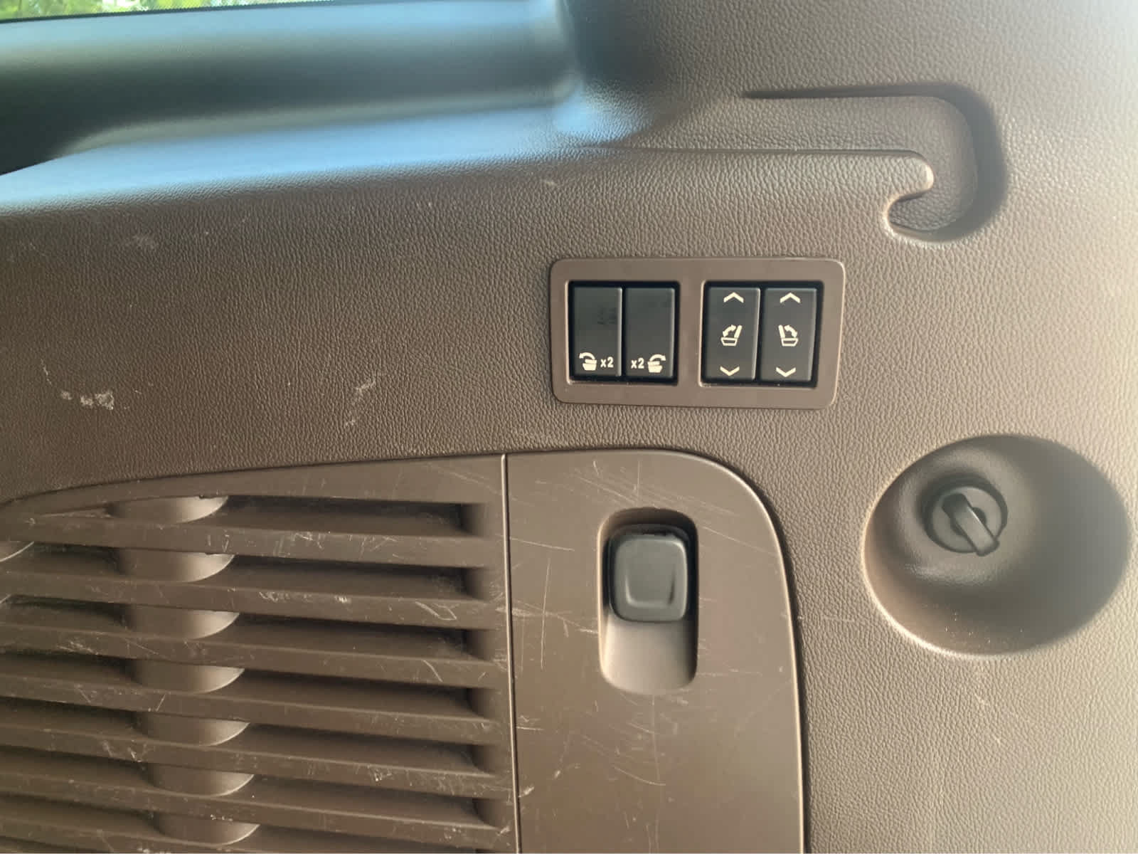 Used 2018 Chevrolet Suburban Premier AWD/4WD image 7