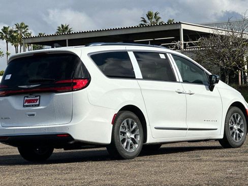 New 2026 Chrysler Pacifica Pinnacle image 4