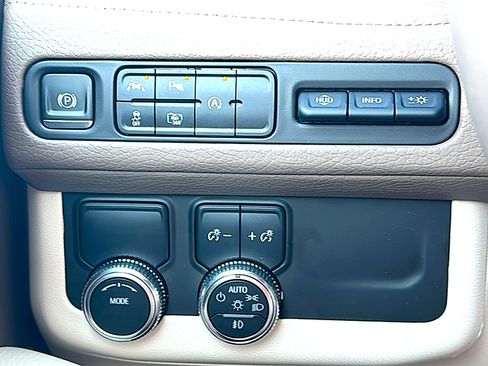 Used 2024 GMC Yukon Denali RWD image 39
