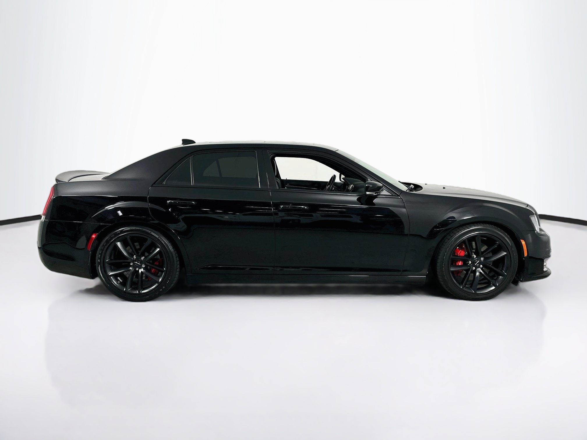Used 2023 Chrysler 300 C RWD image 4