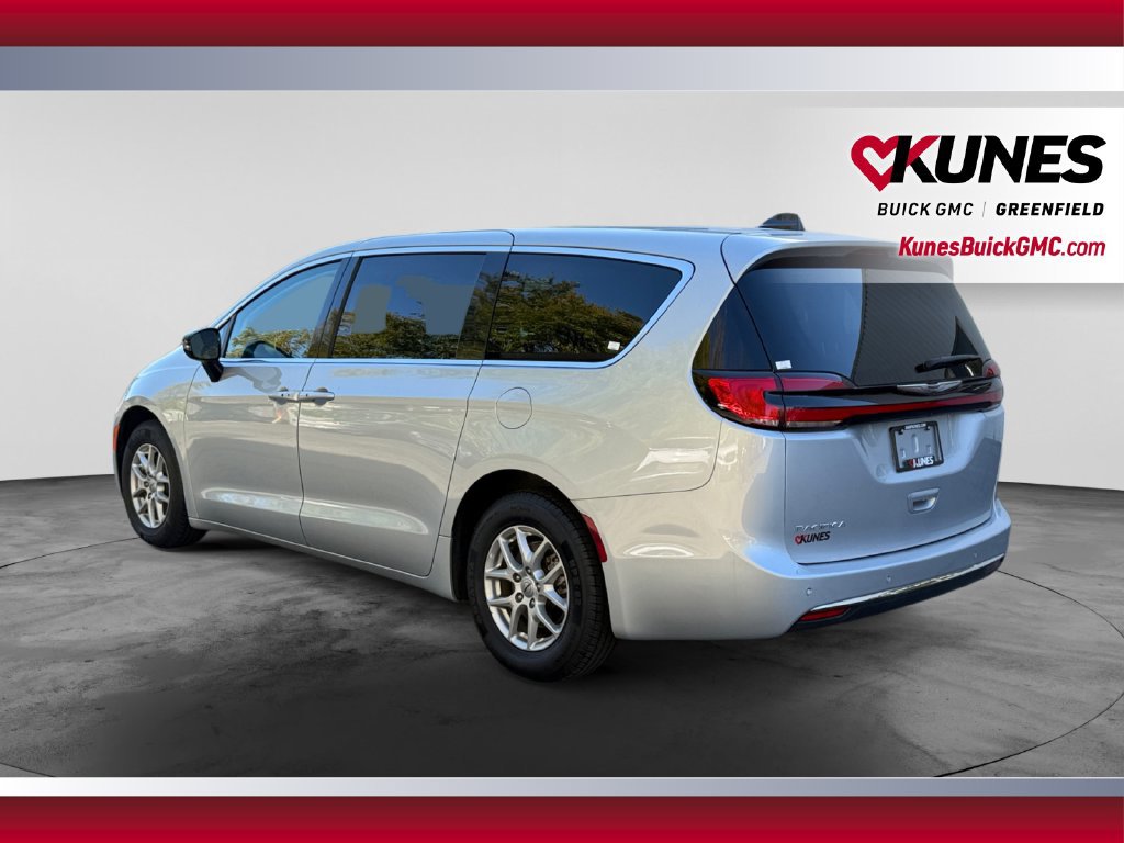 Used 2024 Chrysler Pacifica Touring-L FWD image 8