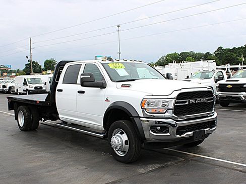Used 2024 RAM 5500 Tradesman w/ Chrome Appearance Group AWD/4WD image 3