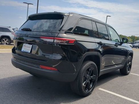 Used 2023 Jeep Grand Cherokee Limited w/ Black Appearance Package image 4