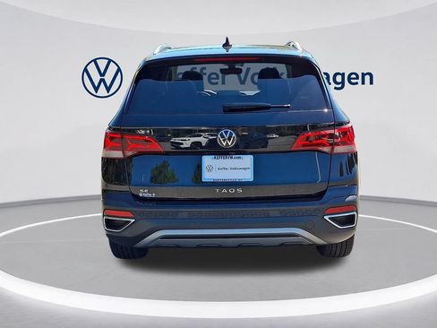 Used 2023 Volkswagen Taos SE w/ Panoramic Sunroof Package FWD image 5