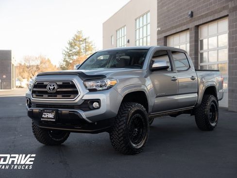 Used 2016 Toyota Tacoma SR5 w/ Towing Package image 4