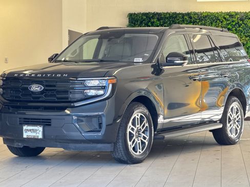 Used 2025 Ford Expedition Active image 8