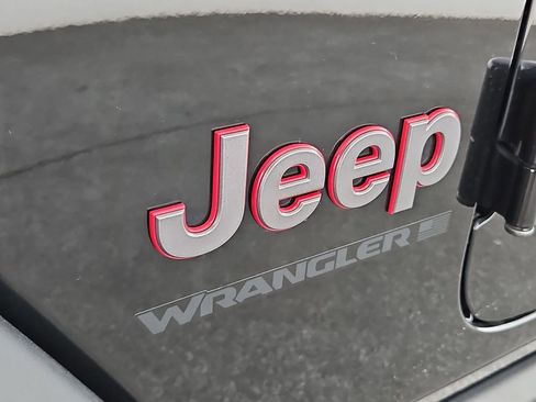 Used 2025 Jeep Wrangler Unlimited Rubicon AWD/4WD image 35