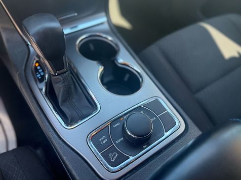 Used 2019 Jeep Grand Cherokee Laredo image 21