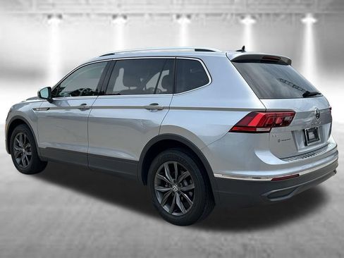 Used 2023 Volkswagen Tiguan SE w/ Panoramic Sunroof Package FWD image 4