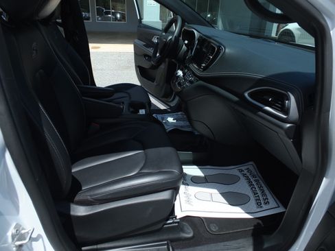 Used 2024 Chrysler Pacifica Limited FWD image 14