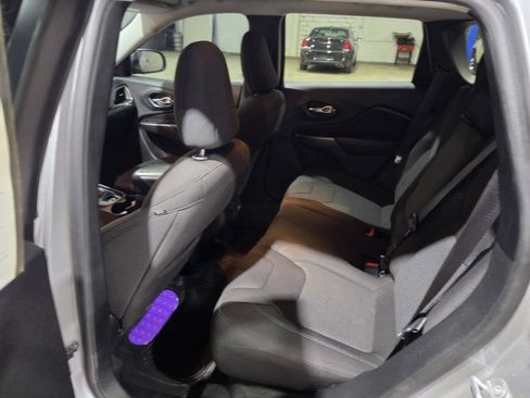 Used 2019 Jeep Cherokee Latitude w/ Popular Appearance Group FWD image 26