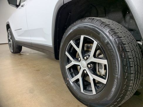 Used 2025 Jeep Grand Cherokee L Limited AWD/4WD image 14