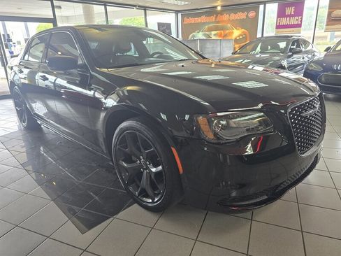 Used 2022 Chrysler 300 Touring L image 3