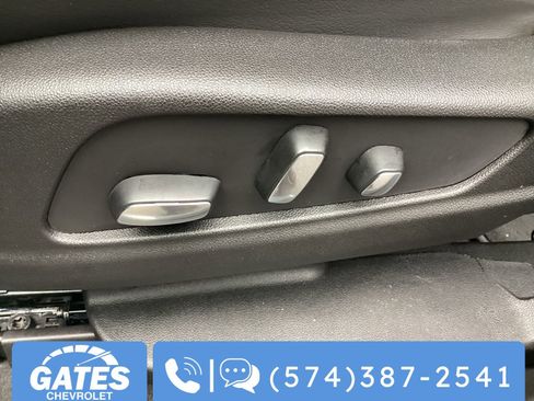 Used 2025 Cadillac XT6 Premium Luxury image 23