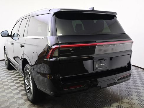 Used 2025 Lincoln Navigator Reserve AWD/4WD image 4