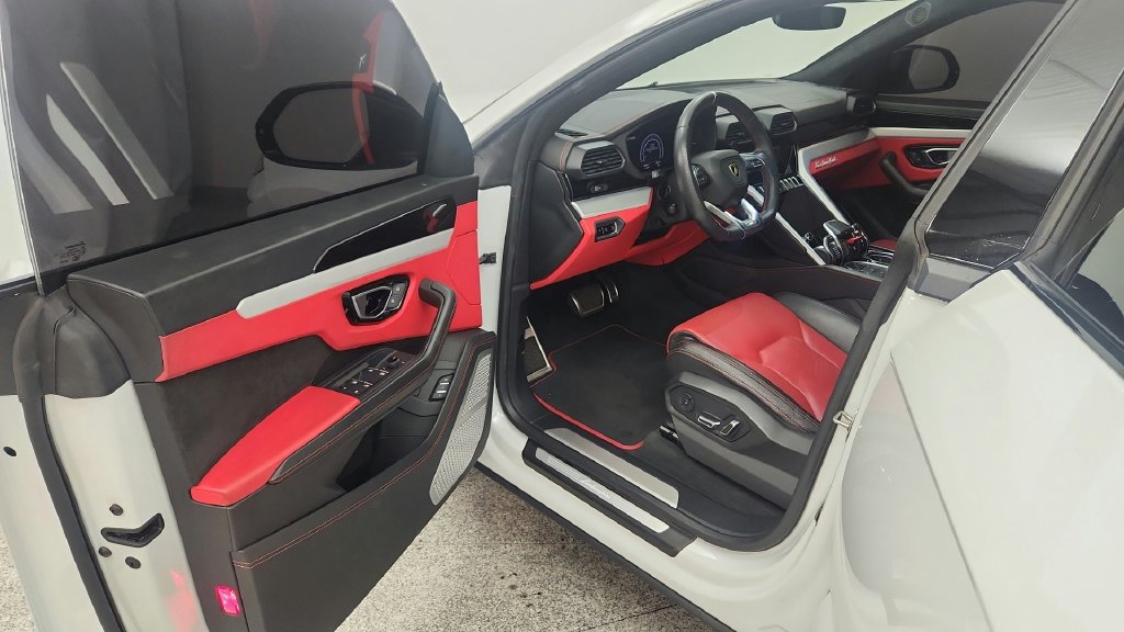 Used 2020 Lamborghini Urus AWD/4WD image 22