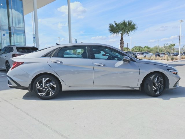 Used 2025 Hyundai Elantra SEL FWD image 8
