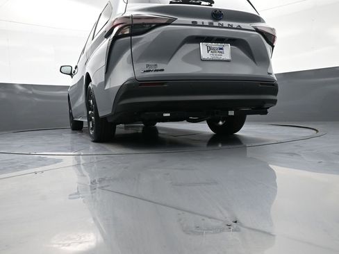 Used 2025 Toyota Sienna XLE Woodland Edition AWD/4WD image 33
