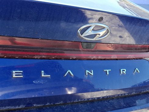 Used 2021 Hyundai Elantra Limited image 9