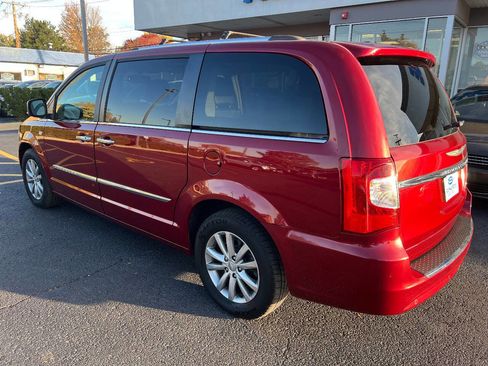 Used 2014 Chrysler Town & Country Touring-L image 13